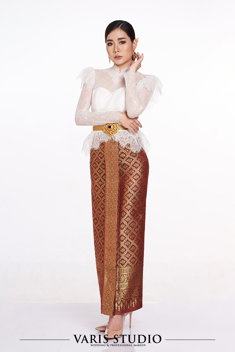 ชุดไทย สำหรับเช่า ชุดไทยประยุกต์เสื้อลูกไม้ขาว ผ้าถุงแดงดิ้นทอง