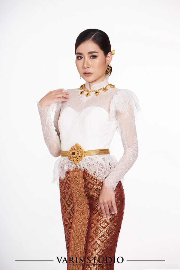 ชุดไทย สำหรับเช่า ชุดไทยประยุกต์เสื้อลูกไม้ขาว ผ้าถุงแดงดิ้นทอง