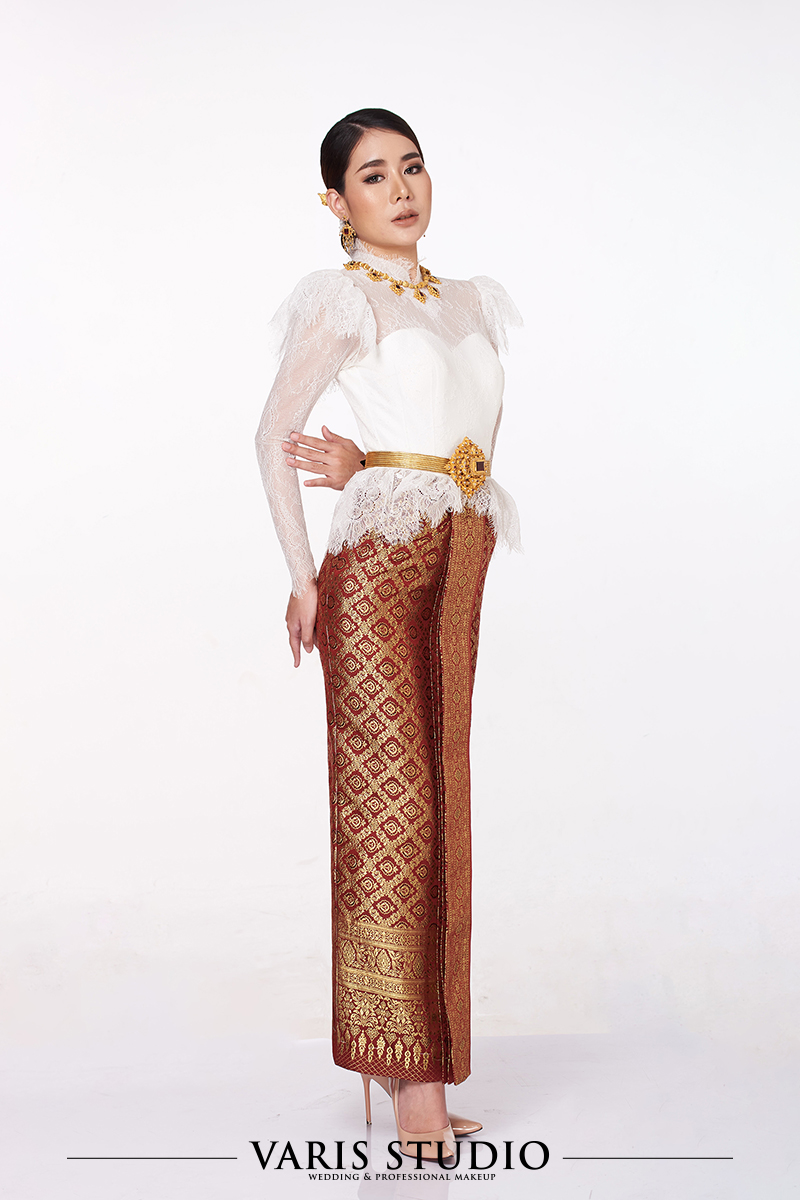 ชุดไทย สำหรับเช่า ชุดไทยประยุกต์เสื้อลูกไม้ขาว ผ้าถุงแดงดิ้นทอง