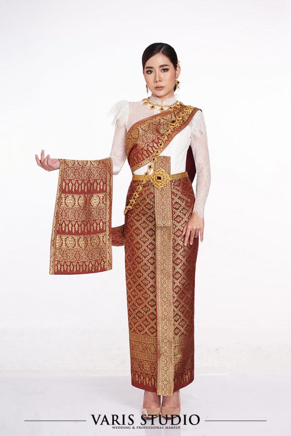 ชุดไทยประยุกต์เสื้อลูกไม้ขาว ผ้าถุงแดงดิ้นทอง สไบไม่ปัก
