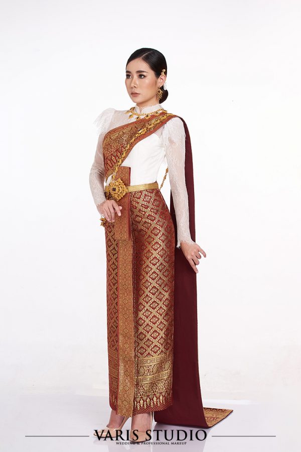 ชุดไทยประยุกต์เสื้อลูกไม้ขาว ผ้าถุงแดงดิ้นทอง สไบไม่ปัก