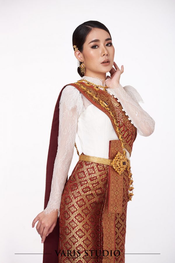 ชุดไทยประยุกต์เสื้อลูกไม้ขาว ผ้าถุงแดงดิ้นทอง สไบไม่ปัก