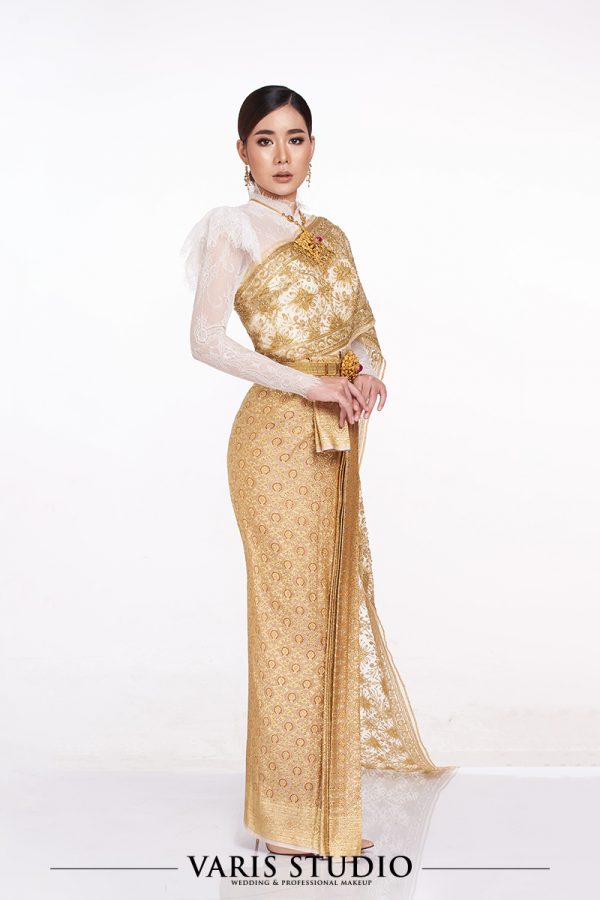 ชุดไทยประยุกต์เสื้อลูกไม้ขาว ผ้าถุงทองดิ้นทอง สไบปัก