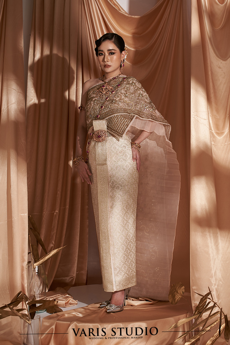 ชุดไทย สำหรับเช่า ชุดไทยจักรพรรดิ สีครีมพีช ดิ้นนาค ลายสับปะรด สไบปัก