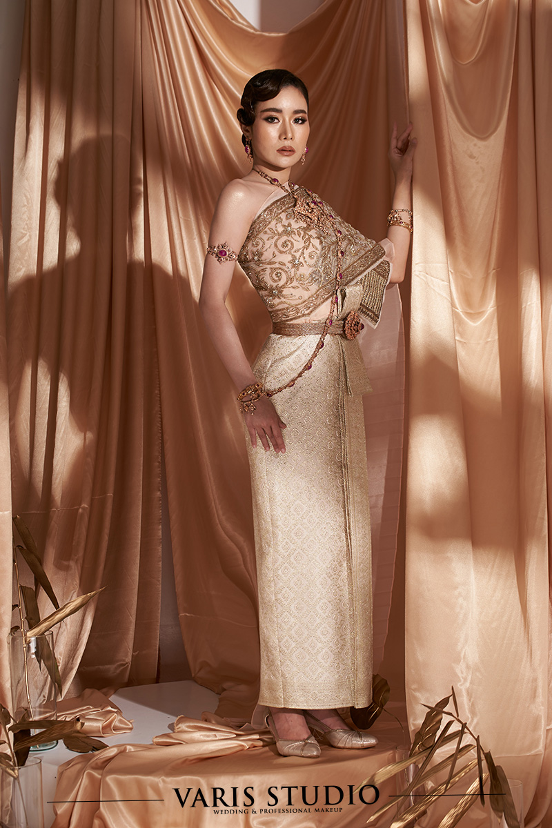 ชุดไทย สำหรับเช่า ชุดไทยจักรพรรดิ สีครีมพีช ดิ้นนาค ลายสับปะรด สไบปัก