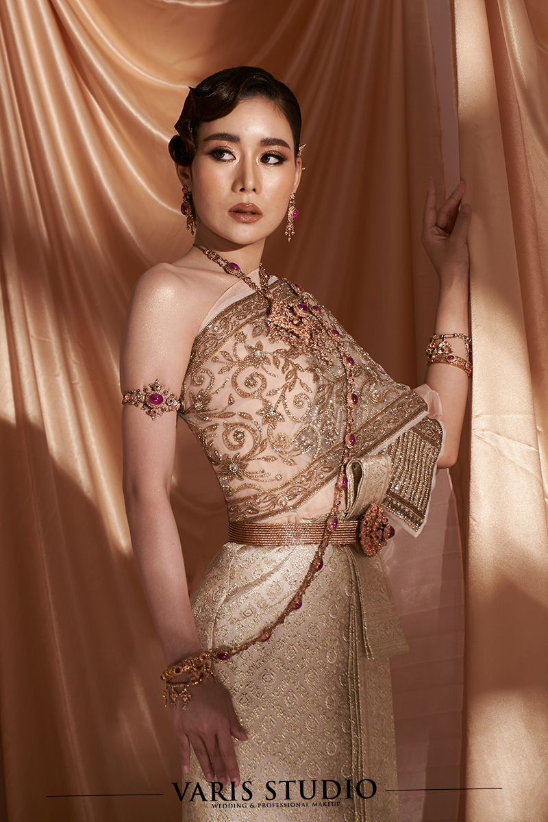 ชุดไทย สำหรับเช่า ชุดไทยจักรพรรดิ สีครีมพีช ดิ้นนาค ลายสับปะรด สไบปัก