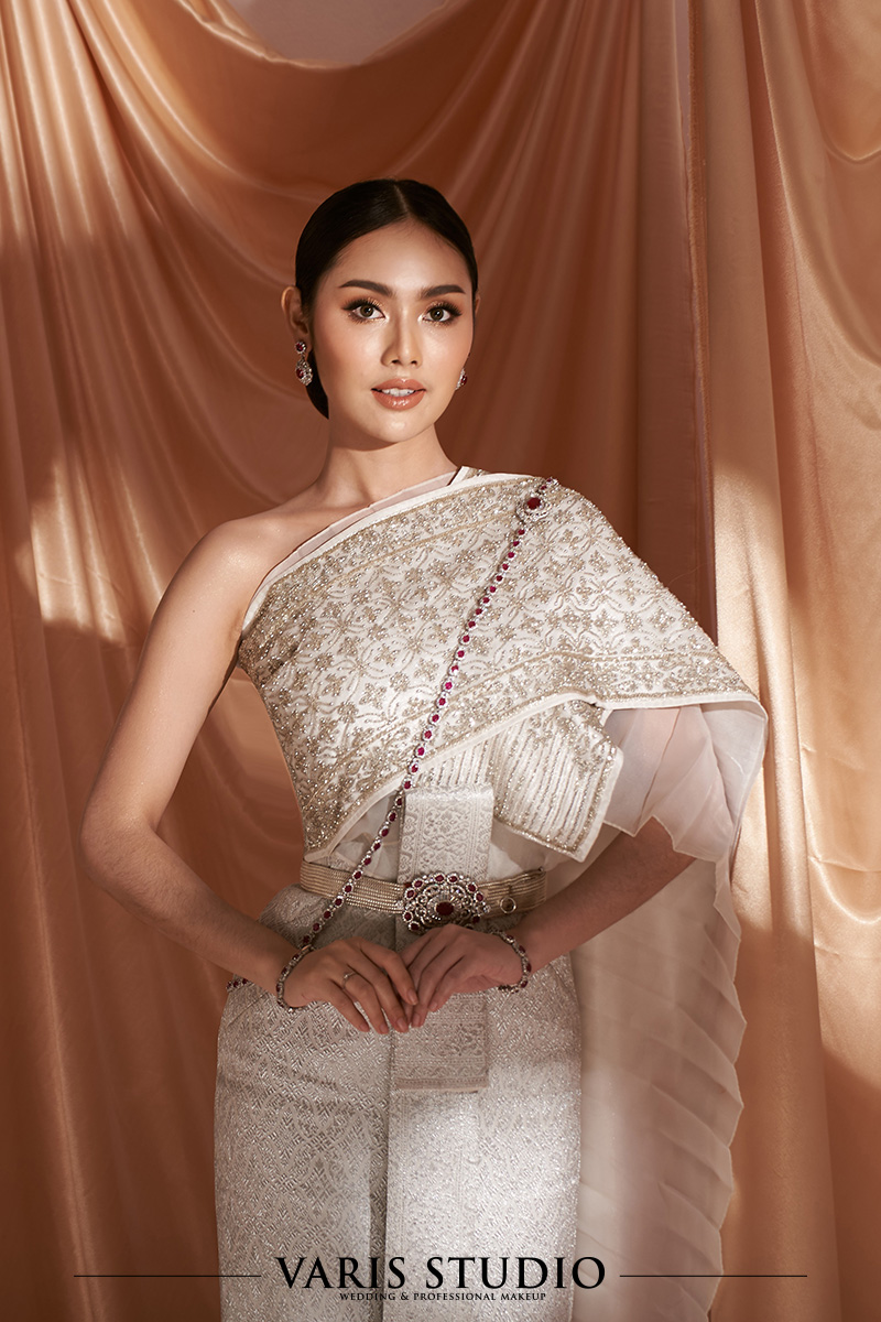 ชุดไทยให้เช่าพร้อมเครื่องประดับ ชุดไทยจักรพรรดิ สีขาวมุก ดิ้นเงิน ลายประจำยามตาอ้อย สไบปัก